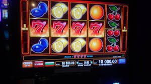Tampak mesin slot online dengan berbagai tema warna-warni yang menarik